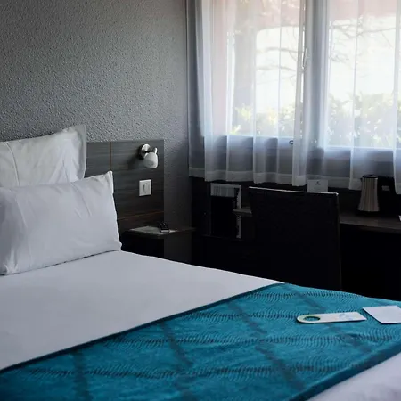 Готель Sure By Western Aeroport Біарріц