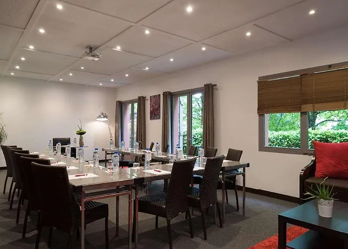 Sure By Western Aeroport מלון