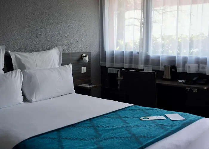 Готель Sure By Western Aeroport Біарріц