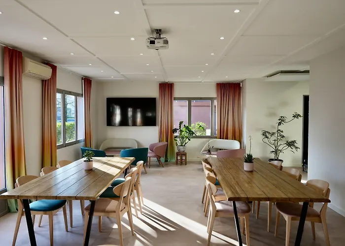 Sure By Western Aeroport Готель Біарріц