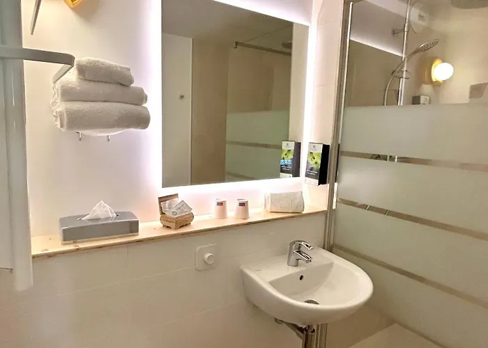 Sure By Western Aeroport Біарріц